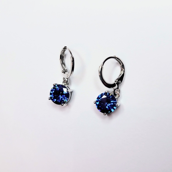 Beautiful blue sapphire color cubic zirconia 925 silver earrings. Brand new. - Picture 3 of 6